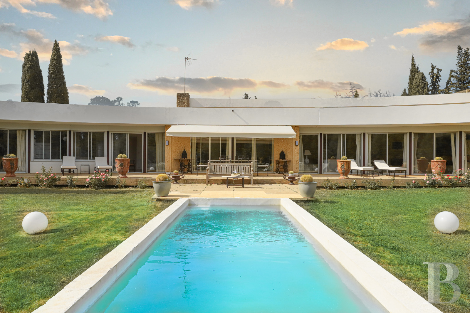 A villa designed and built by a Modernist architect in the heart of an arboreal estate close to Nîmes - photo  n°30